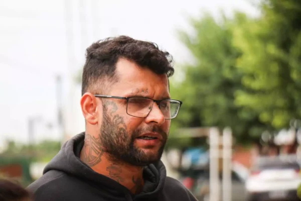 Tatuador cego é acusado de dar golpe de R$ 80 mil na ex-esposa