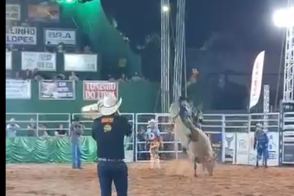 Peão sofre grave acidente ao cair de touro durante rodeio em MS