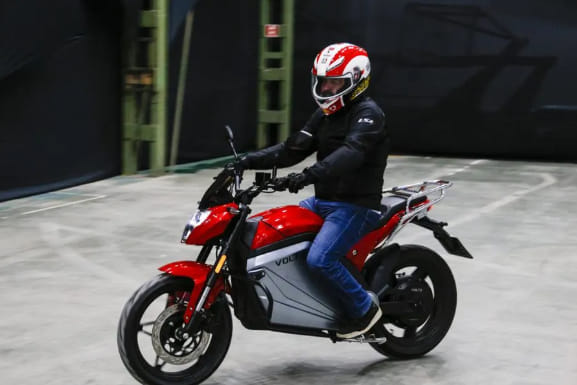 Governo lança crédito especial para entregadores adquirirem motos elétricas