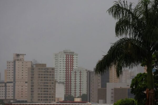 Tempo firme marca a sexta-feira, mas instabilidades avançam e mudam o clima no fim de semana em MS