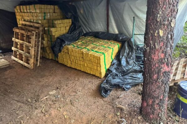 PF descobre esconderijo de drogas e apreende 8 toneladas de maconha